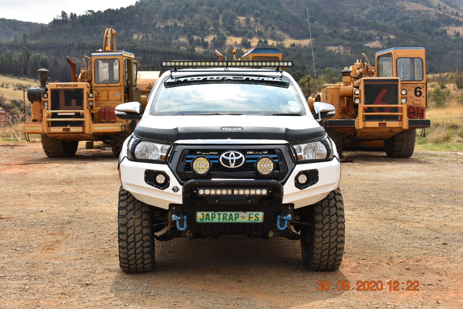 Japtrap Plant Hilux With A Fleet of Caterpillar 621B Scrapers